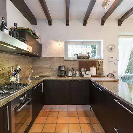 Villa Sleeps 8 Pool Air Con Wifi Lesa