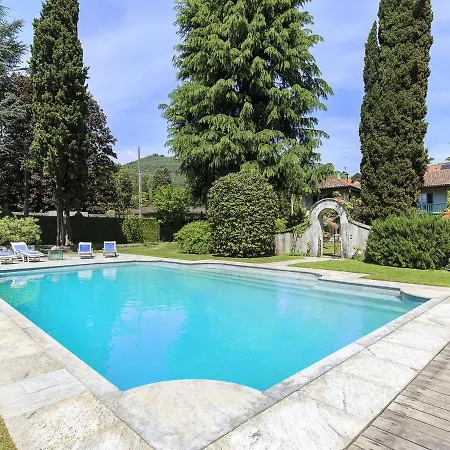 Sleeps 8 Pool Air Con Wifi * Lesa